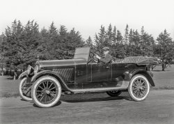 San Francisco circa 1920. "Lexington Tourabout." The year's first entry on the Shorpy Roster of Random Rides. Glass negative by Chris Helin. View full size.