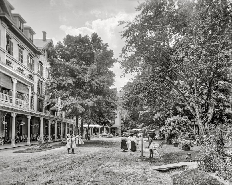 Circa 1909. "Kittatinny House, west front, Delaware Water Gap, Pennsylvania." BTTG date: 1931. 8x10 inch dry plate glass negative, Detroit Publishing Company. View full size.