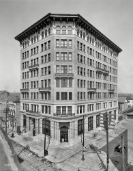 Charleston, S.C., circa 1906. "Peoples National Bank, Broad & State Sts." 8x10 inch dry plate glass negative, Detroit Publishing Company. View full size.